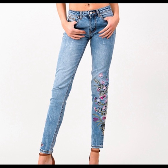 Gorgeous Mid-Rise Embroidered Stretch Jeans 👖 ❤️! - Picture 2 of 5